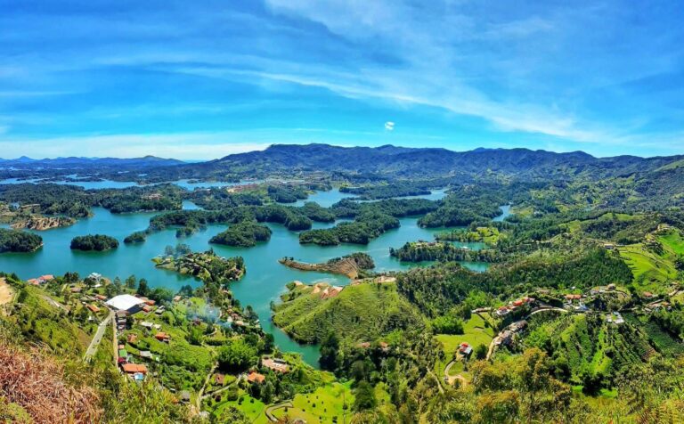 Piedra del Peñol y pueblo de Guatapé