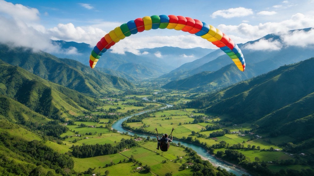 Parapente sobre el valle verde de San Félix