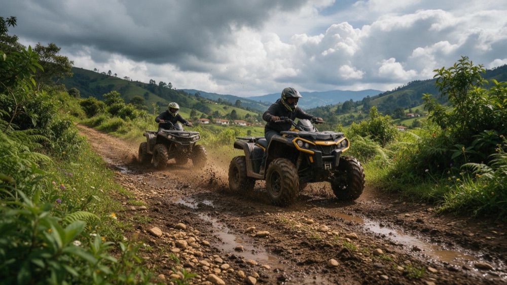 Cuatrimotos por un camino rural de Antioquia
